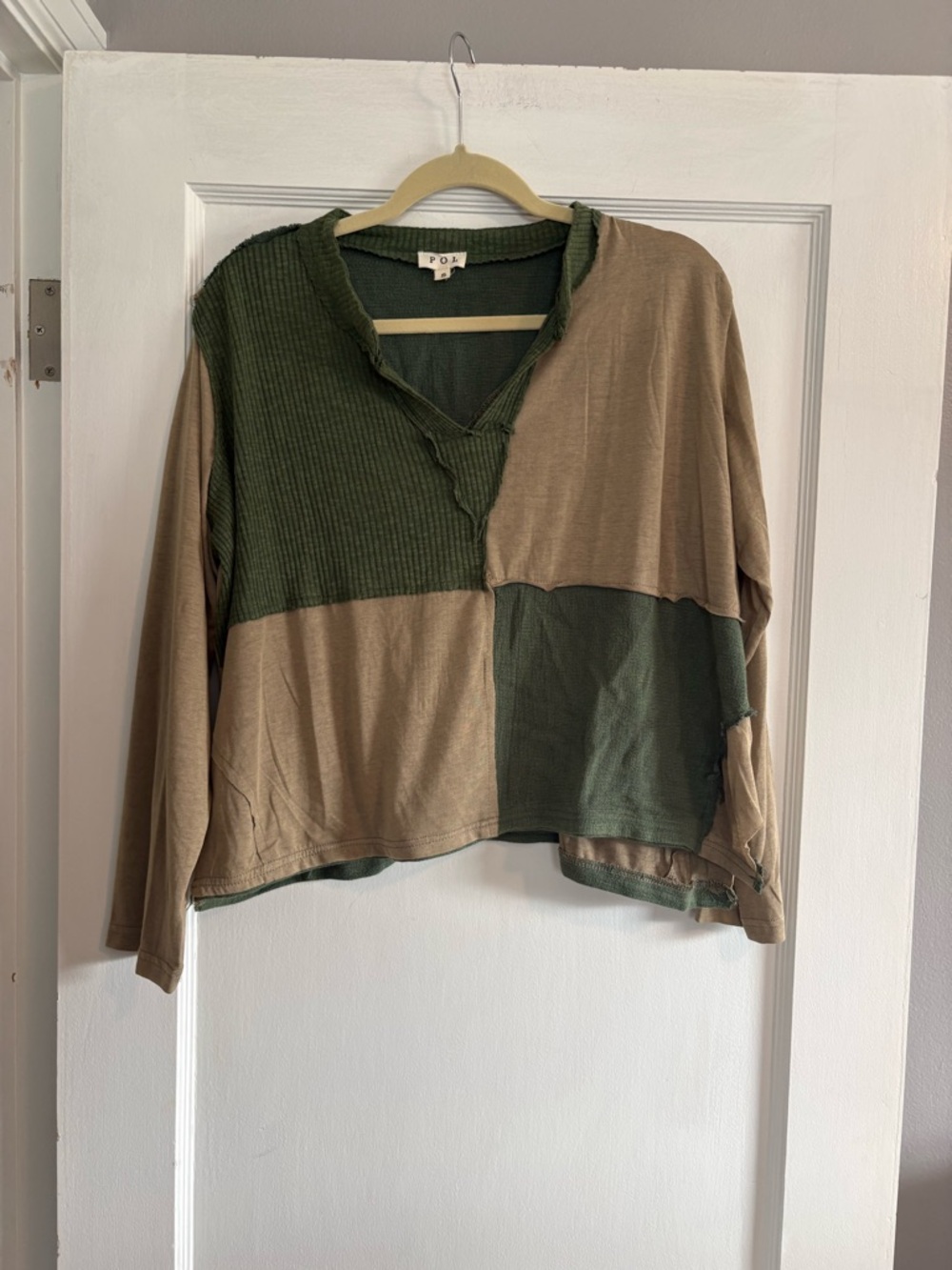 POL Women's Color Block Notched Long Sleeve T-Shirt in Green and Tan Size Small